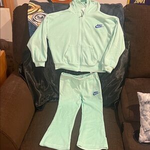 Girls Nike Mint Green Zip Hoodie and Flared Velour Sweatpants Set. 5-6 years